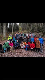 Bayronman Weihnachtsfeier 30.11.2024 
Was war das für ein tolles Fest im Kreuzhaus @berggasthof_kreuzhaus 
Gestartet wurde unsere Weihnachtsfeier mit einer kleiner Hirnbirn Wanderung. Zurück am Kreuzhaus gab es leckeren Glühwein-Empfang am gemütlichen Lagerfeuer. 
Unser Vorstand Helmut Dietl begrüßte die Bayronmanfamilie in toller Atmosphäre mit hammer guten Essen und vielen Überraschungen. 
Unser Bayronman Nikolaus und sein Krampal schauten natürlich auch dieses Jahr wieder vorbei. Sie hatten tolle Geschenke für alle die dabei, die das ganze Jahr den Verein tatkräftig unterstützen. Danke Nikolaus  @eckltobi und Krampal @erich_f_ 
Verzaubert wurde der Abend mit einer tollen Überraschung,….. der neue Bayronman Song wurde live von @mariodietl_live_music vorgestellt ——— Gänsehaut pur und der ein oder andere musste sich schon ein Tränchen verdrücken.  Vielen Dank @mariodietl_live_music 
15 Jahre Bayronman in eine Song unter dem Motto „Ois Easy“
(Gibt es bald für alle zu hören….seit gespannt)
 Der Abend war aber noch lange nicht zu Ende . 
Es wurde gefeiert, gelacht, gesungen und getanzt bis Morgens früh. 
An dieser Stellen möchten wir uns von Herzen für die tolle Bewirtung bedanken @berggasthof_kreuzhaus. 
Danke an das gesamte Team. Es war super schön bei euch. Ihr seit spitze. 
DANKE an unsere Vorstandsschaft, die das alles immer möglich machen.  Ihr seit toll ☺️. 
DANKE an die ganze Bayronmanfamilie. ❤️. 
Wir wünschen euch alle eine schöne Vorweihnachtszeit.