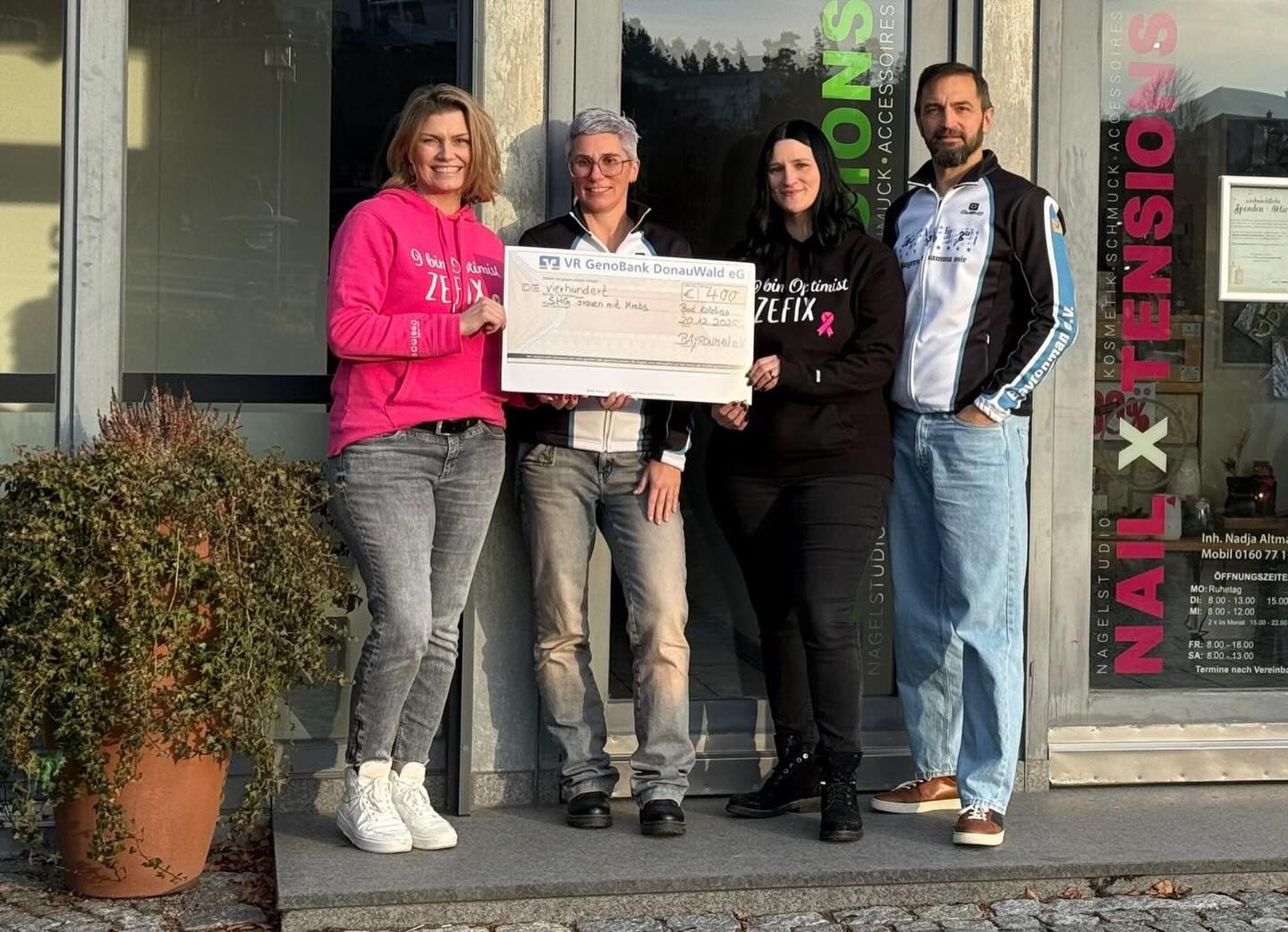 Vielen lieben Dank an die Bayronmanmitglieder🥰Wir durften die Spendensumme von 400 Euro aus unserer Weihnachtsverlosung an die Selbsthilfegruppe „Frauen mit Krebs“ übergeben! Diese Selbsthilfegruppe wurde erst vor ein paar Jahren von selbst betroffenen Frauen gegründet, sie haben sich sehr über unsere Spende gefreut und können damit die gemeinsamen Gruppenstunden gestalten! @vrgenobankdonauwald @frauenmitkrebs @meinepinkeauszeit 

Die BayronmanFamilie wünscht allen Frohe Weihnachten 🫶🏻🎄🍀
