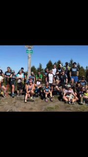 Was für ein Tag! 🙌 

Gestern, am Samstag, fand wieder unser alljährlicher Hirnbirnlauf statt – und das bei absolut bestem Wetter! ☀️ 

Die Strecke hatte es in sich: Einfach- 2 km insgesamt, davon 1 km bergauf und 1 km bergab, und das bei ca.300 hm mit Start an der Pröller Hinterwiese. Jeder rannte so oft er wollte in der Zeit von 15:30 bis 22:00 Uhr. Doch die tolle Stimmung und die großartige Organisation haben jeden Schritt zum Erlebnis gemacht. 

Ein besonderes Highlight war die Verpflegung auf der Rattenberger Skihütte – ein riesiges Dankeschön an den Rattenberger Skiclub @ski_djk_rattenberg ! 👏 

Der Startschuss fiel und wir liefen gemeinsam bis in die Nacht hinein – begleitet von einem traumhaften Sonnenuntergang 🌅 – bis 22:00 Uhr. 

Herzlichen Glückwunsch an unsere Sieger: 
🏆 Susi @susi_z_88 bei den Damen  28 Aufstiegen
50,5 km und 2.980 hm
🏆 Christoph @dr.exler85 bei den Herren  mit 26 Aufstiegen 47,5 km und 2.860 hm 

Wahnsinn 👌🏃🏃‍♀️

Besonders gefreut hat uns, dass die diesjährigen Spenden an @emisherzenshund Emis Herzenshund gehen. Schön, dass ihr auch vor Ort wart und unsere Läufer so tatkräftig angefeuert habt! 🐾❤️ 

Es war einfach eine super Stimmung, tolles Wetter und ein rundum gelungener Tag. 
Den Abend haben wir dann noch gemütlich gemeinsam ausklingen lassen. 

Wir freuen uns schon aufs nächste Jahr!